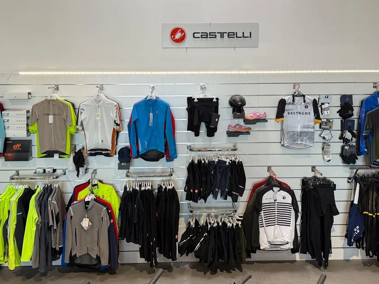 Le mur de vêtements Castelli du magasin de Janzé