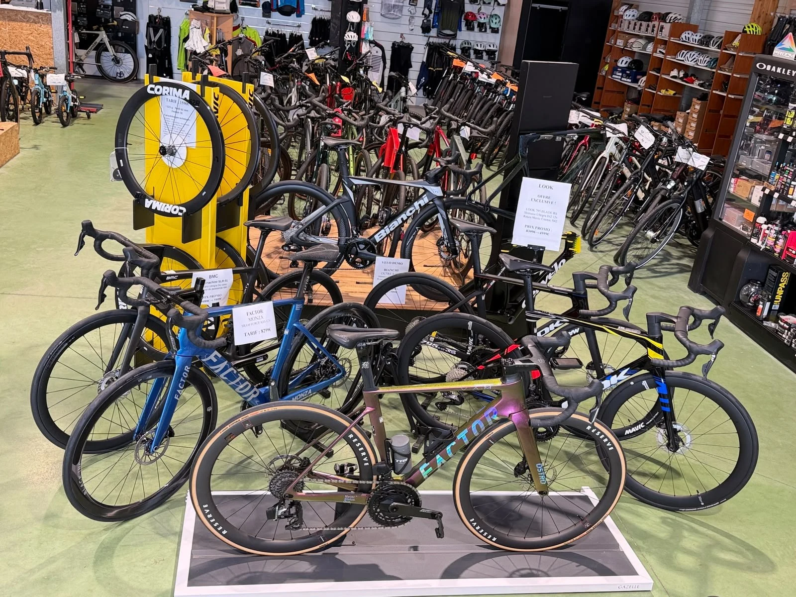 Vélos de route Factor, LOOK, BMC et Bianchi exposés au magasin de Janzé
