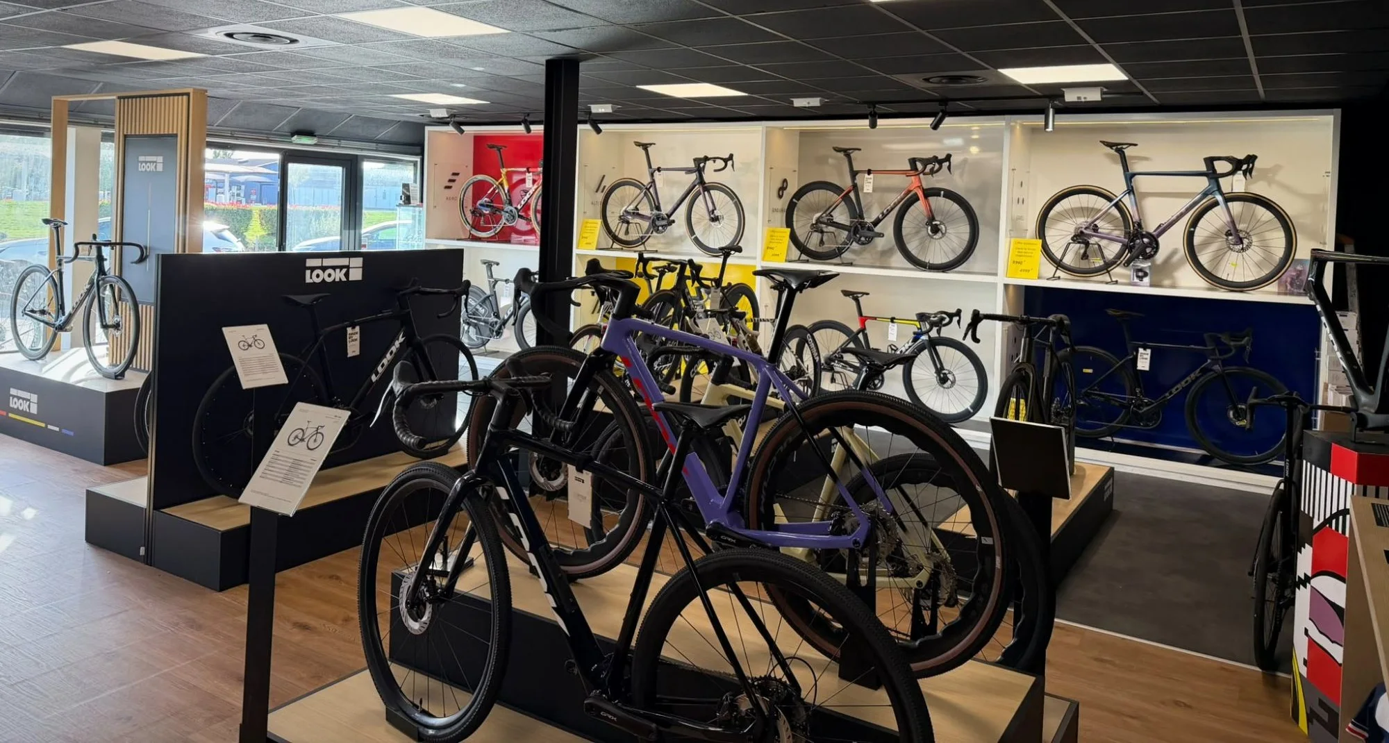 Le mur de vélos LOOK du magasin