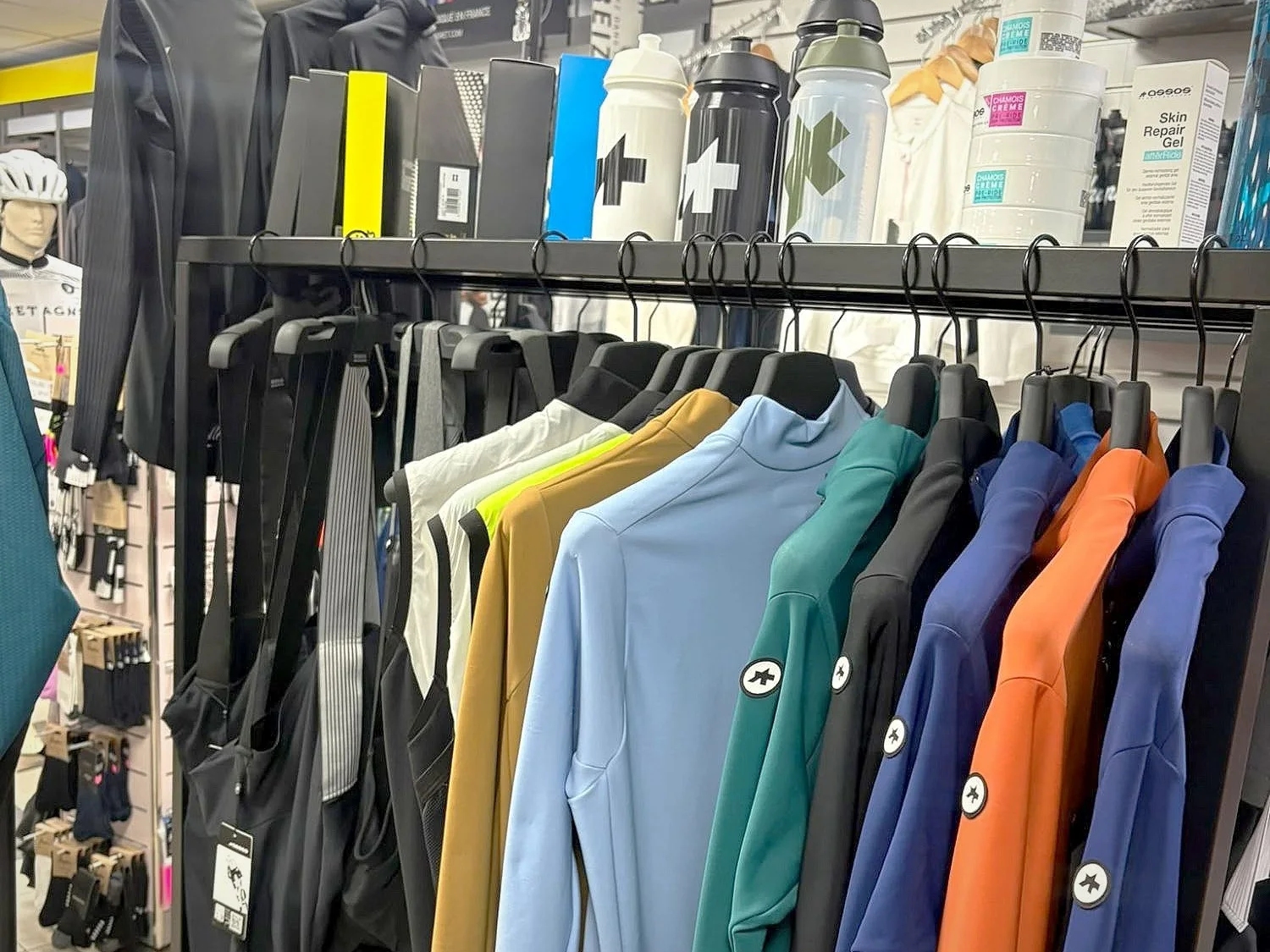 Vestes, cuissards et soins Assos au magasin