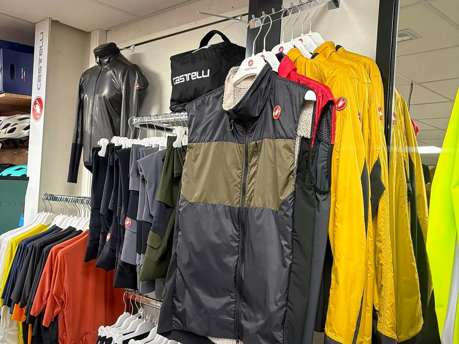 Vestes, gilets et maillots Castelli au magasin