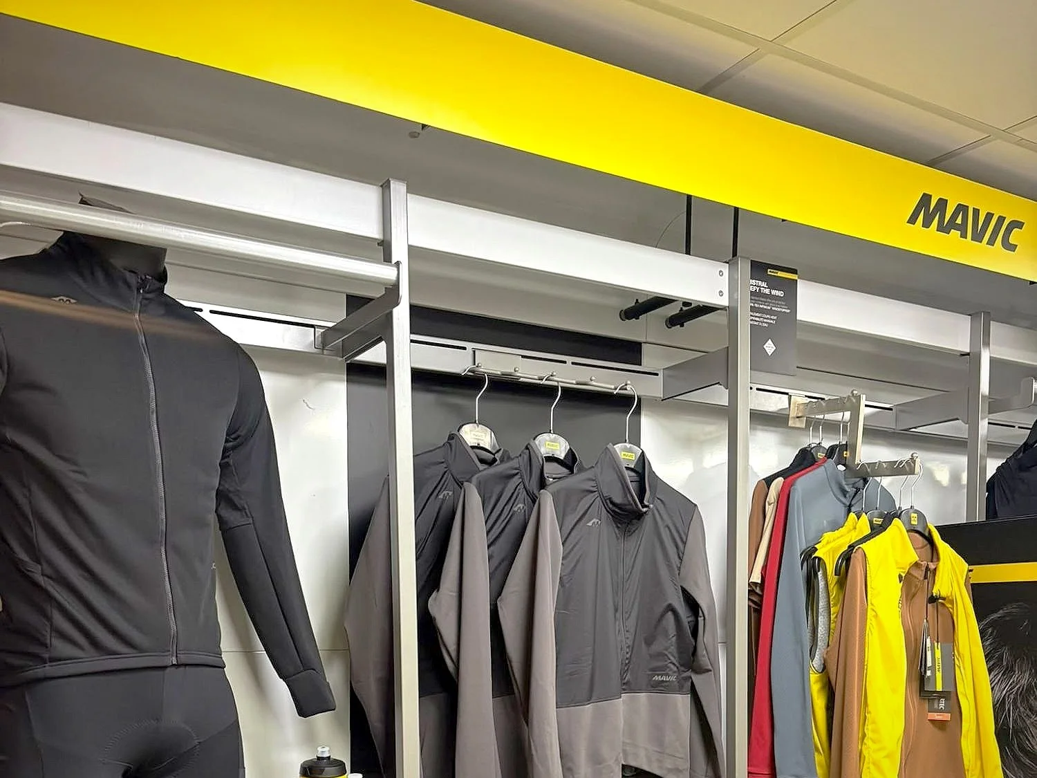 Le coin Mavic au magasin : vestes, maillots et bidons